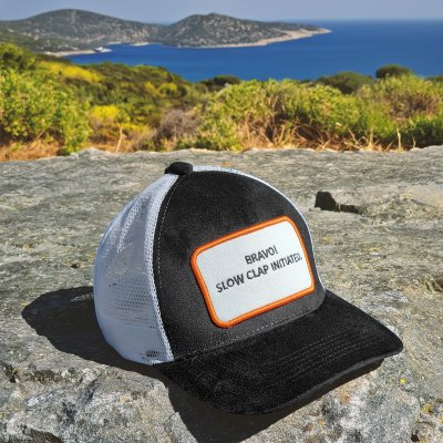 Caps - Gårda Velvet Trucker Slow Clap (black/white)